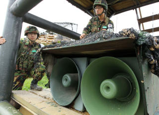 GJENNOPPTAR PROPAGANDA:  S�r-Korea vil gjenoppta sendingene av propaganda over h�yttalere mot Nord-Korea. Nord-Korea p� sin side har sagt at de i s� fall vil �pne ild mot h�yttalerne. Foto: AFP PHOTO