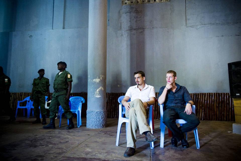 VENTER: Joshua French (28) og Tjostolv Moland (29) venter p� at den nye rettssaken skal starte i et kulturhus i Kisangani. Foto: Thomas R. Skaug