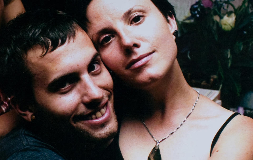 PAR: Shane Bauer (27) og Sarah Shourd (31) har v�rt sammen i tre �r. N� er de forlovet - i det iranske fengselet der de sitter anklaget for spionasje. Foto: FREETHEHIKERS.COM/AP/SCANPIX