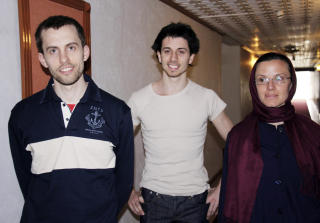 - VAR P� HAIKETUR: Shane, Sarah og vennen Joshua Fattal (27, i midten) har sittet i iransk fengsel siden juli i fjor. De hevder at de forvillet seg inn p� iransk territorium mens de var p� fottur i kurdiske Nord-Irak. Foto: PRESS TV/REUTERS/SCANPIX