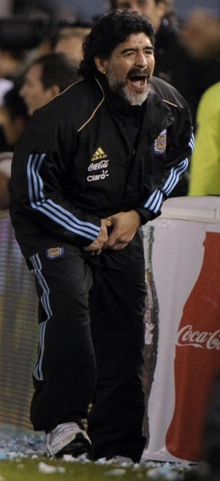 BALLETAK: Maradona festet grepet p� seg selv. Foranledningen er noe uklar, men vi tolker det som en noe obsk�n m�lfeiring. Maradona har henledet oppmerksomheten mot sine edlere deler i feiring ogs� tidligere. Foto: Juan Mabromata, AFP/Scanpix