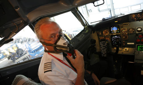 STARTKLAR: Det blir neppe behov for oksygenmaske n�r flygesjef Tomas Hesthammer tirsdag ettermiddag skal drive lavtflyging med en Boeing 737-800 over indre Oslofjord. Foto: Eivind Pedersen