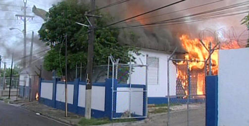 SATT I BRANN En politistasjon i West Kingston, Jamaica, er satt i brann i forbindelse med de borgerkrigslignende oppt�yene. REUTERS/Reuters TV 