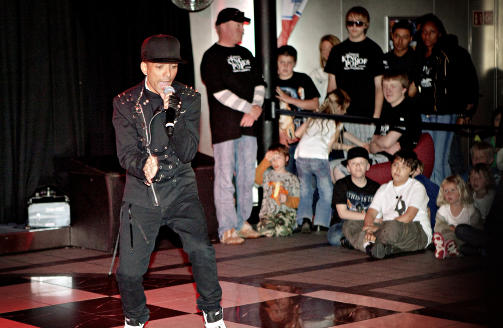 DANSKEB�TEN: Omer kunne sikkert valgt og vraket da han skulle finne et sted � ha sitt f�rste danseshow etter Jacksons d�d p�. Men valgte danskeb�ten.