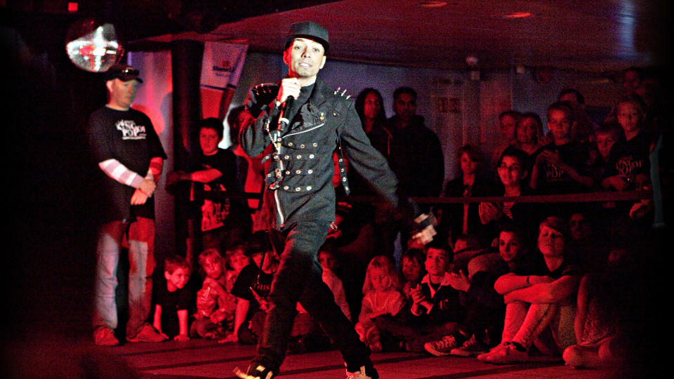 TYDELIG INSPIRASJONSKILDE: Omer Bhattis (25) dansestil svever i grenselandet mellom Michael Jacksons ber�mte bevegelser og moderne locking, med robotaktige isolasjoner.