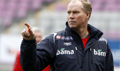 - DUM HANDLING: Landslagets assistenttrener Ola By Rise mener Rune Almenning Jarstein er for god og klok til � gj�re dumme feil som i g�r.  Foto: Jean-Christophe Bott, AP/Scanpix