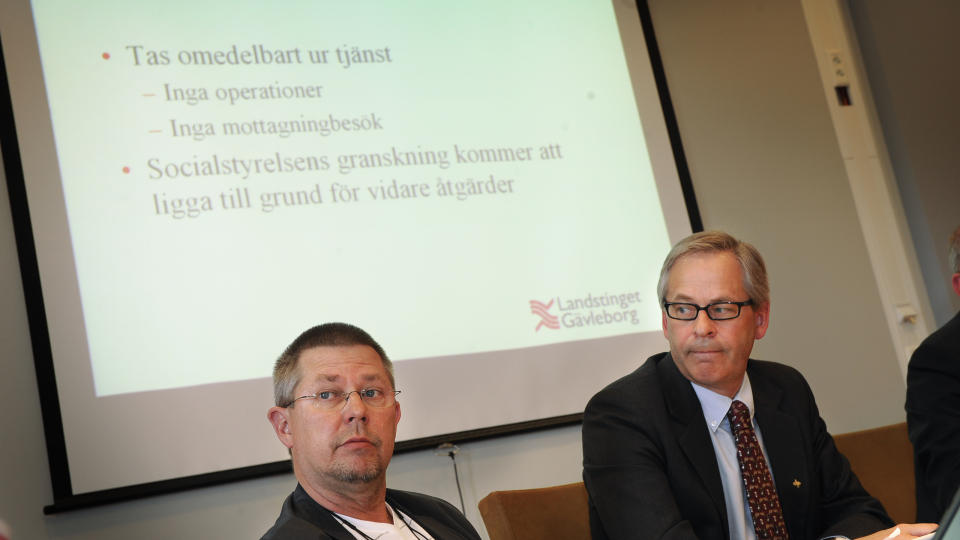 SETTES UNDER TILSYN:  Sven-Erik Keisu (til venstre) og Kjell Norman p� tirsdagens pressekonferanse i forbindelse med at en dansk kirurg som har feilbehandlet en rekke pasienter, n� blir tatt ut av tjeneste p� Hudiksvalls sjukhus der hun jobber.
Foto: ANDERS WIKLUND / Scanpix