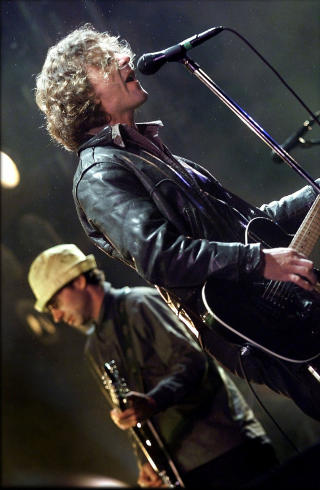GR�T AV FORTVILELSE: Pearl Jam-vokalist Eddie Vedder fors�kte fortvilet � f� folk til � g� bakover, men det tok tid. Han falt ned p� kne og gr�t da han skj�nte at det ikke nyttet. Her fra tidligere i Roskilde-konserten. Foto: NILS MEILVANG/NORDFOTO/AP