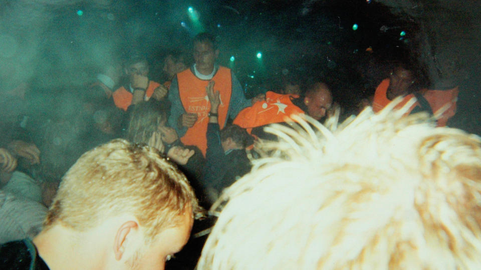 D�DEN P� ROSKILDE: Festivalvaktene kjemper her en febrilsk kamp for � dra publikummere opp. Presset foran scenen under Pearl Jam-konserten i 2000 var derimot s� stort at det var helt nyttel�st - helt til musikken ble stanset og folk gikk bakover. Foto: STIAN HARALDSEN
