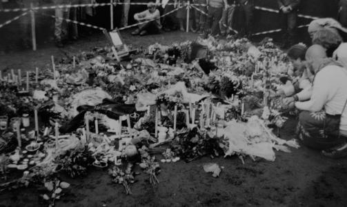 LYS OG BLOMSTER: Dagen etter Roskilde-tragedien tente festivalgjester lys og la ned blomster foran den oransje scenen. Foto: STIAN HARALDSEN