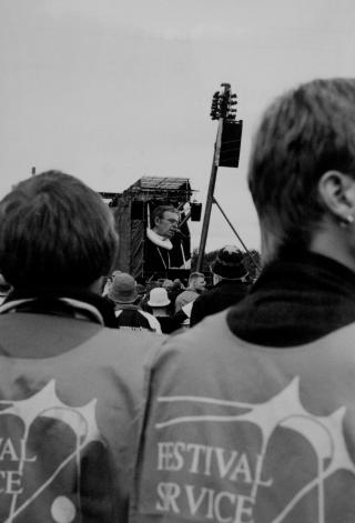 MINNESTUND: Det ble ikke spilt flere konserter p� den oransje scenen i 2000. I stedet var det en minnestund der dagen etter ulykken. Foto:STIAN HARALDSEN