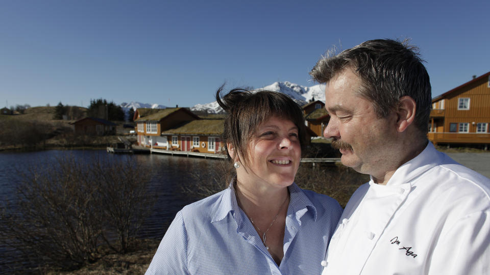 MOT HAVET:  Jon Aga er kjent gjennom TV-serien Vegamat. Han eier og driver det kjente Vega Havhotell  sammen med sin kone Anna. Alee foto: Ole C. H. Thomassen