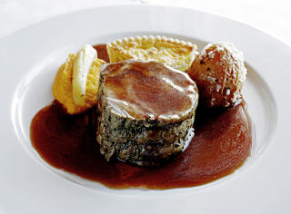 KALV: Urtespekka entrecote av Eidemskalv med f�lge av saltbakt potet, l�kterte og pastinakk p� k�lrotpure'.
