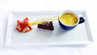 DESSERT: Nylaget sitronkrem serveres med sjokoladeprailin og jordb�r.