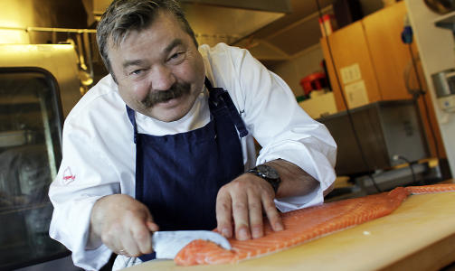 TO LAKSER: En glad og en god laks.
