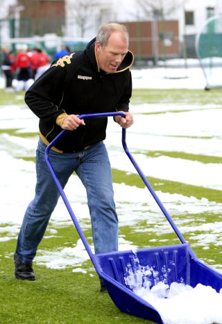 DYR SNØMÅKING: Brann ble tatt på senga av at det måtte fjernes så mye snø i våres.
Foto: Oddmund Lunde/Dagbladet DYR SNØMÅKING: Brann ble tatt på senga av at det måtte fjernes så mye snø i våres.
Foto: Oddmund Lunde/Dagbladet