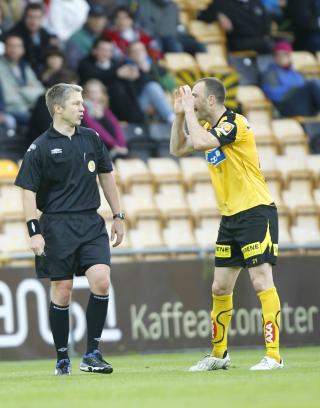 FIKK SKRYT:  LSKs Karim Essediri snakket p� seg et gult kort av dommer Brage Sandmoen, men Sandmoen fikk skryt av trenerne etterp�.
Foto: Kyrre Lien / Scanpix