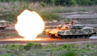 HETT: S�rkoreanske styrker �vde n�r den demilitariserte sonen i dag. Her en K-1-tank fra �velsen. Foto: AFP PHOTO