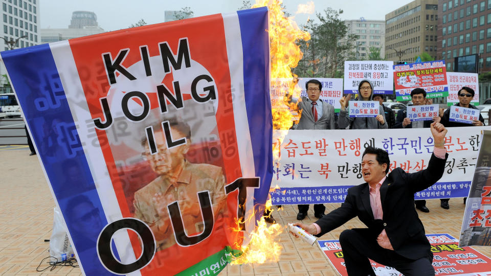 DEMONSTRANTER: En s�rkoreaner tenner p� et bilde av Kim Jong-Il under en demonstrasjon i Seoul i dag. Foto: AFP PHOTO/JUNG YEON-JE