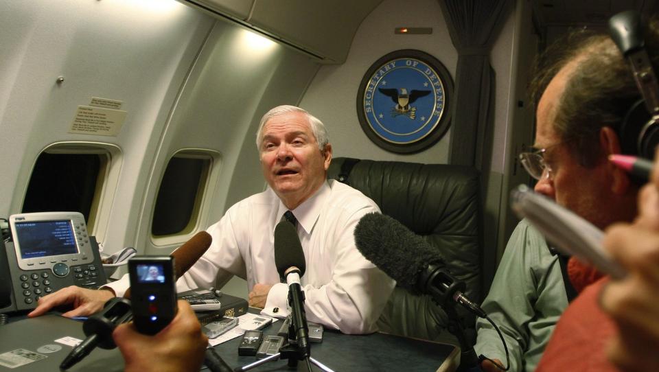 SKREPTISK: Forsvarsminister Robert Gates er den eneste statsr�den president Barack Obama tok med seg fra Bush-administrasjonen. Gates st�ttet tirsdag motvillig et kompromiss inng�tt mellom Det hvite hus og ledere i Kongressen. Kompromisset setter en stopper for loven som sier at det ikke er lov � v�re �pent homofil og samtidig amerikansk soldat. Foto: Jason/REUTERS