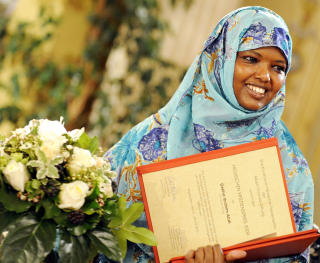  FREDSPRISVINNER:  Kenyanske Dekha Ibrahim Abdi fikk i januar i fjor Hesse Peace Prize. Den muslimske aktivisten ble hedret for � ha arbeidet med interreligi�s dialog mellom ulike etniske grupper i Kenya. Abdi fikk i 2007 ogs� Right Livelihood Award. Foto: Scanpix/AFP/Thomas Lohnes