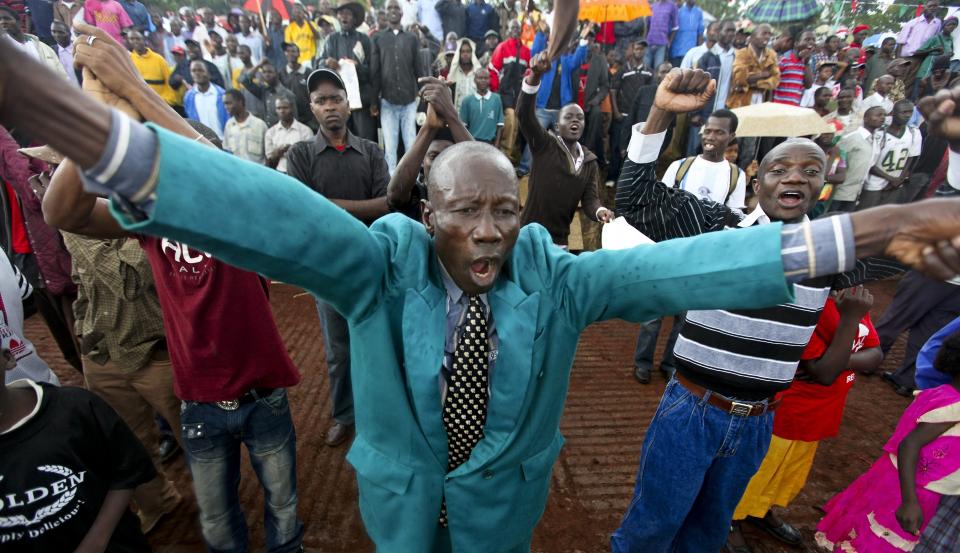  ST�TTER NY GRUNNLOV:  Kenyanske arbeidere jublet da de fulgte statsminister Raila Odinas tale p� Arbeidernes dag 1. mai. Titusener av fagforeningsmedlemmer var samlet i anledning kampanjen for landets nye grunnlov. Foto: Scanpix/EPA/Dai Kurokawa