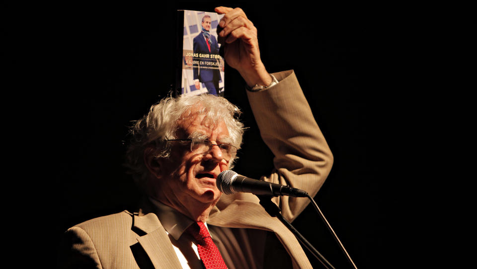 VOLDSOM APPLAUS: Jan Erik Vold harselerte med regjeringen under �pningen av Norsk Litteraturfestival tirsdag kveld. Foto: Lars Eivind Bones