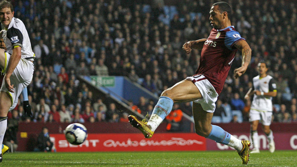 TOPPSCORER: Ingen Villa-spillere nettet oftere enn John Carew sist sesong. Her setter han inn et m�l mot Sunderland. Foto: AFP/IAN KINGTON