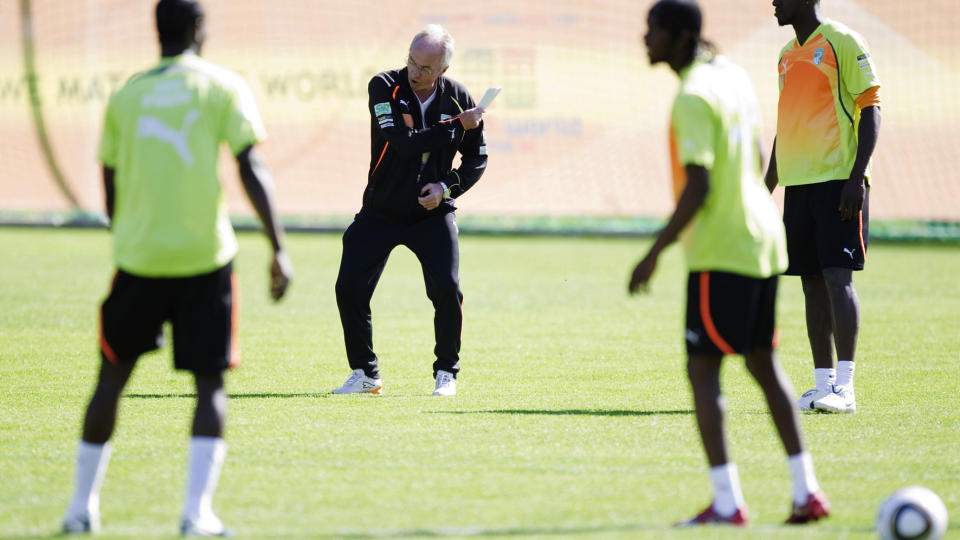 ENDTE OPP I VM: Sven-G�ran Eriksson krangler med det svenske fotballforbundet om han egentlig fikk et tilbud. Her leder han det ivorianske landslaget under en treningsleir i Sveits. Foto: AFP/SEBASTIAN DERUNGS