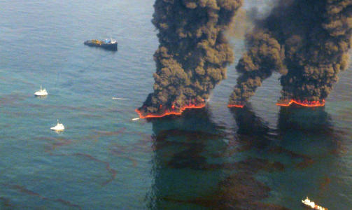 TENNER P� OLJEFLAKENE:  BP tenner p� oljeflakene til havs. Foto: SCANPIX/REUTERS/Chief Petty Officer John Kepsimelis/U.S.