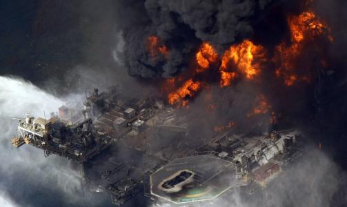 MORGENEN ETTER EKSPLOSJONEN:  Bildet er tatt morgenen etter eksplosjonen som kostet 11 mennesker livet. Noen dager senere sank den.  Foto: SCANPIX/AP Photo/Gerald Herbert, File)