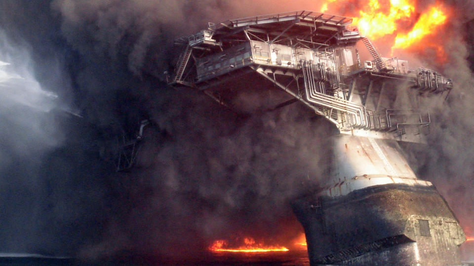 INFERNO: Dette bildet, tatt 22. april, viser den brennende riggen Deepwater Horizon like f�r den forsvant under overflaten. Ytterligere detaljer om fotografen av bildet, som ble skaffet til veie av byr�et Associated Press, er ikke kjent. Foto: AP/SCANPIX