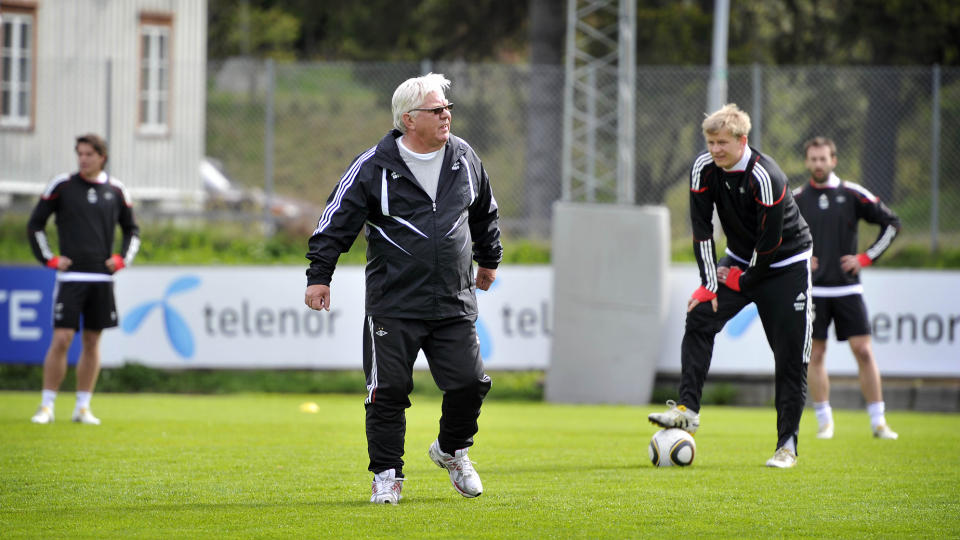 TEMPERAMENT: Nils Arne Eggen krever temperament fra spillerne i trenercomebacket, og g�r foran med et tydelig eksempel. Foto: Hans Arne Vedlog