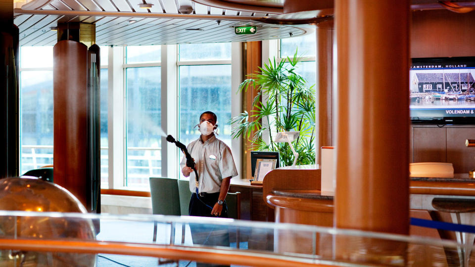 GASSET SKIPET: F�r cruiseskipet �Vision of the seas� dro ut fra Oslo torsdag i forrige uke, ble b�ten gasset ned. N� har likevel enkelte av passasjerene blitt syke av norovirus. Dette er skipets fjerde cruise p� rad med utbrudd av dette viruset. Foto: BO MATHISEN
