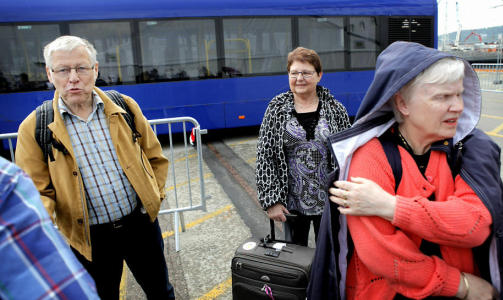 GLAD FOR � KOMME I LAND: I reisef�lget p� �tte personer, ble seks syke. Disse tre vennene var blant de som fikk norovirus. Halvor Langemyr (70) (til venstre) er sv�rt glad for � komme seg i land. FOTO: JON TERJE HELGREEN HANSEN