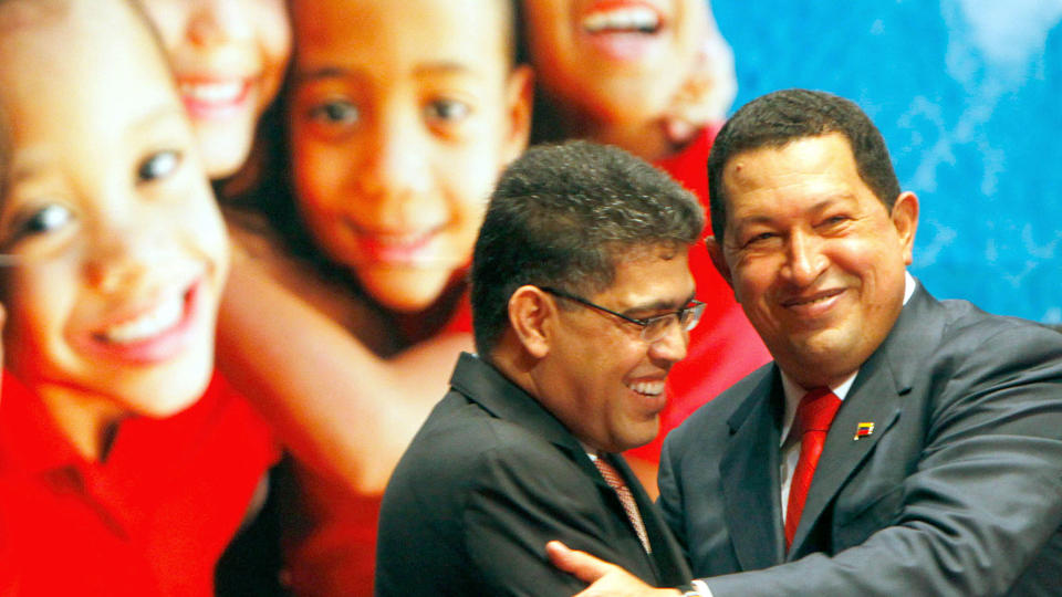 LEVEDYKTIG P� SIKT? Hugo Chavez, her med visepresident Elias Jaua, innf�rer en plan�konomi som trolig kan fungere i lang tid ved hjelp av oljepenger. De fattige har det antagelig langt bedre i en slik �Kuwait m�ter gamle �st-Europa�-�konomi enn under de d�rlig fungerende markedene til den tidligere korrupte eliten, mener kronikkforfatteren. Foto: AFP/Scanpix
