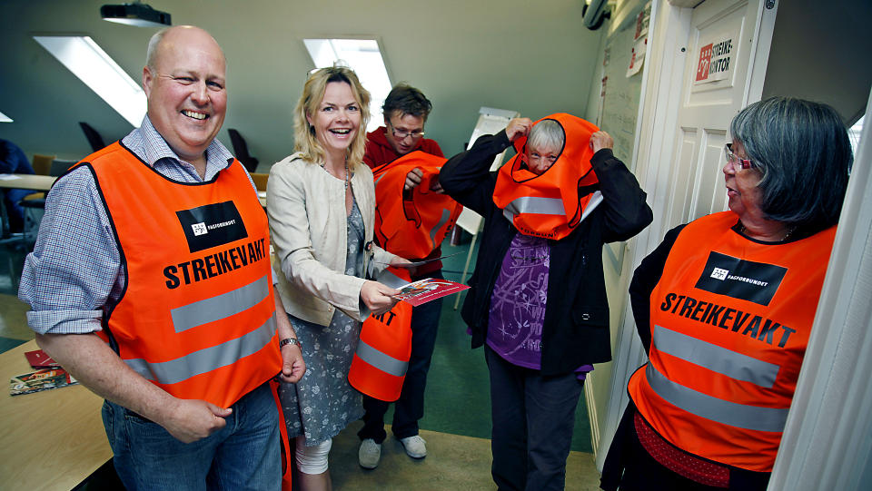  KLARE TIL STREIK:  En l�sning i l�nnsoppgj�ret for offentlige ansatte ligger langt fram.  Derfor er blant annet Ole Beichmann (t.v) fra trafikketaten klar for streik. Her med streikegeneral Unni Bjergaard Moer, Per Egil Johansen fra Sykehjemsetaten, Anne-Britt Hovding fra Fagforbundet �stensj� og Wenche Dahl fra Fagforbundet Nordstrand. Foto: Jacques Hvistendahl