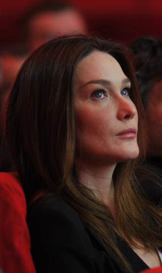 OPPR�RT: Frankrikes f�rstedame Carla Bruni er oppr�rt etter gjensyn med frekke scener fra sin opptreden p� tv-showet Eurotrash i 1996. Foto: REUTERS/Philippe Wojazer