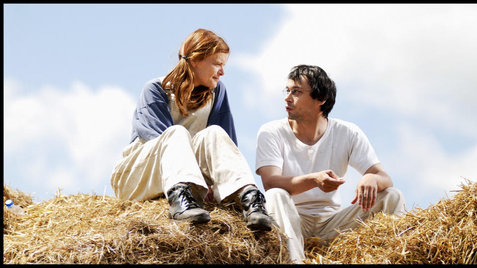 HOPPE I H�YET?: Bondekona Maria (Zuzana Bydzovska) vet ikke at Peter (Pavel Liska) aldri kan se p� henne slik hun helst vil, i den enkle, men solide �Landsbyl�reren�.