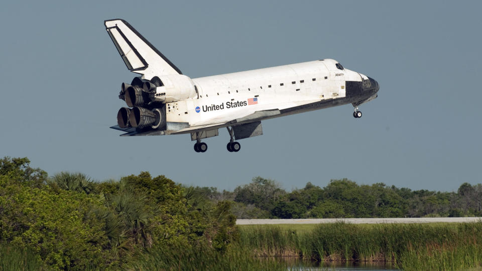 SISTE SEILAS: Romferja Atlantis foretok sin 32. og siste planlagte landing. Framtida vil tilbringes p� utstilling. Og de to gjenv�rende romferjene, Endeavour og Discovery, flyr for siste gang i henholdsvis november og september. Foto: AFP PHOTO/DON EMMERT/SCANPIX