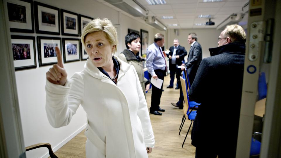- JENS M� TA GREP: Siv Jensen mener det er p� tide at Jens Stoltenberg legger likel�nnspenger p� bordet for � forhindre en mulig storstreik i offentlig sektor fra i morgen av. Foto: Torbj�rn Gr�nning / Dagbladet