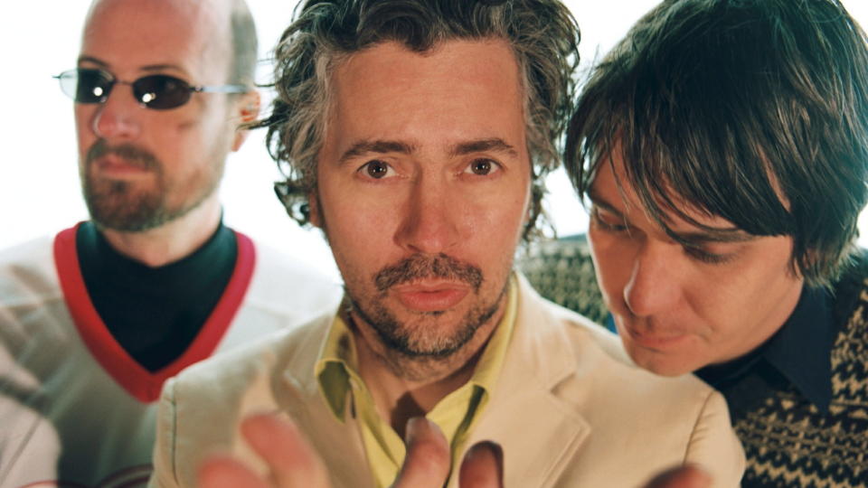 KOMMER TIL �YA: Wayne Coyne (i midten), Michael Ivins (t.v.) og Steven Drozd i The Flaming Lips er klare for � spre galskap og frittenkende rockideer igjen p� �ya.