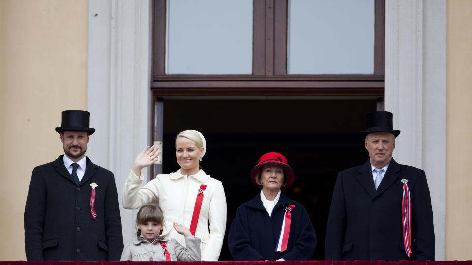 M� VINKE FARVEL? Kongefamiliens siste 17. mai p� slottbalkongen blir i 2014 om SV f�r det som de vil. I morgen behandles grunnlovsforslaget deres i Stortinget. Foto: Sara Johannessen / Scanpix .