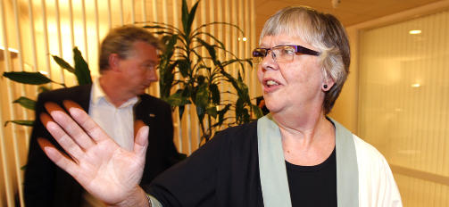 BEVEGELSE:  Riksmeklingsmann Kari Gjesteby er litt mer optimistisk enn hun var f�r midnatt. - N� er det litt bevegelse, sier hun.