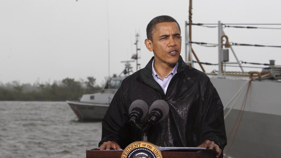 VENTER: USAs president Barack Obama avventer med � ta en avgj�relse om oljeboring i Arktis. �rsaken er den p�g�ende milj�katastrofen i Golfen. Her er Obama under et bes�k i oljes�lrammede Louisiana. Foto: Scanpix