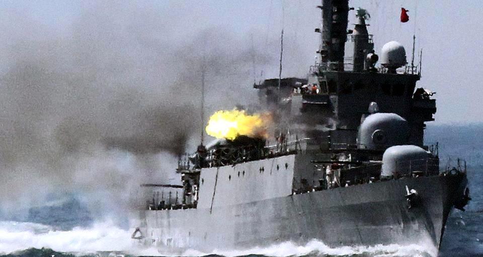 PROVOSERER: Ti krigsskip, deriblant en 3000 tonn destroyer og tre patruljeb�ter, deltok i dagens �velse. Foto: EPA/YONHAP NEWS AGENCY/SCANPIX
