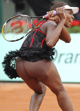 HUDFARGE: B�de arrang�rene og det internasjonale tennisforbundet uttaler seg om denne kjolen. Foto: REUTERS/Regis Duvignau