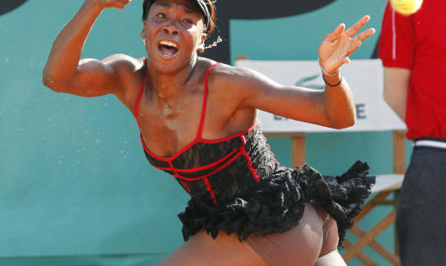 F�RST MED BLONDER: Venus Williams sier hun lenge har hatt lyst til � spille med en slik kjole. Foto: AFP/PATRICK KOVARIK