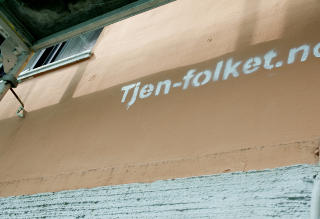 POSTADRESSEN: Tjen Folket/SOS Rasisme-aktivistene bak renholdsbedriften oppgir en privatadresse i Tartargaten Bergen som postadresse. P� byg�rden er det sprayet for Tjen Folket p� veggen.  FOTO: PAUL S. AMUNDSEN