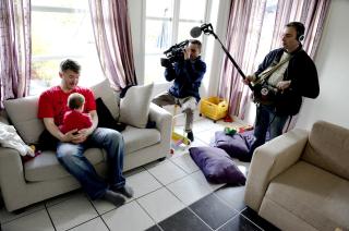 I FOKUS: Dina (11 mnd) ser ikke ut til � reagere p� at hun har b�de Dagbladet og det italienske TV-teamet p� bes�k. Hun pludrer og ler p� pappas fang som hun pleier. FOTO: �ISTEIN NORUM MONSEN